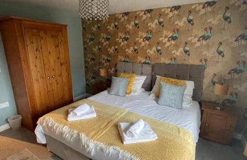 Windmill Hill Apartment | Light & bright, centrally located apartment