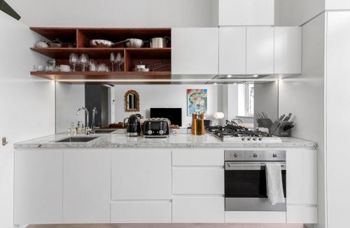 Fitzroy Apartment | Light-filled Artistic Getaway - Smith St