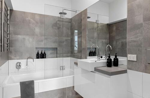 Fitzroy Apartment | Light-filled Artistic Getaway - Smith St