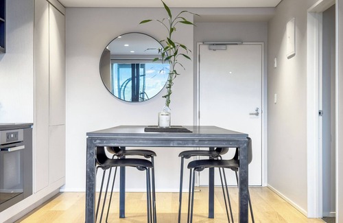 Auckland Central Business District Apartment | Light & relaxing on city fringe
