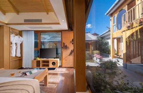 Dayan Old Town Hotel | Lijiang MuYa Chinese Courtyard Hotel with Water View