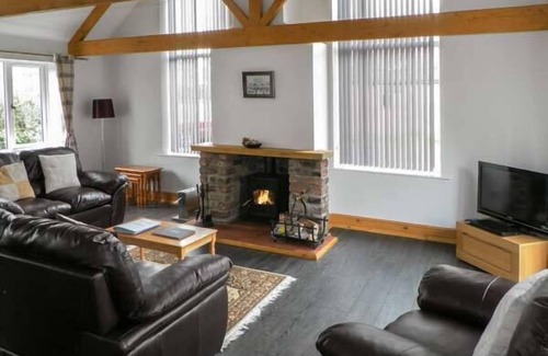 Storwood Cottage | LILLIEPUT LODGE, family friendly, with open fire in Melbourne