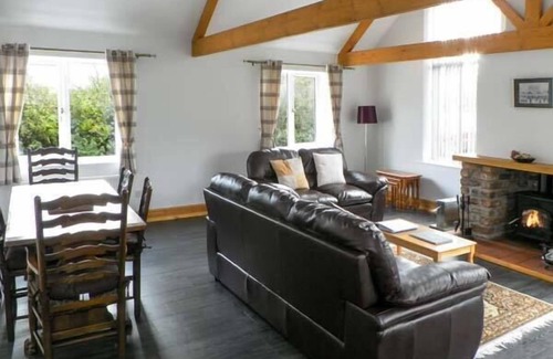Storwood Cottage | LILLIEPUT LODGE, family friendly, with open fire in Melbourne