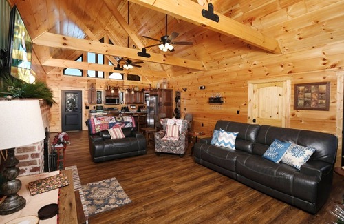 Gatlinburg - Pigeon Forge Cabin | Lily's Hideaway - Games and gorgeous views!