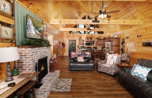 Gatlinburg - Pigeon Forge Cabin | Lily's Hideaway - Games and gorgeous views!
