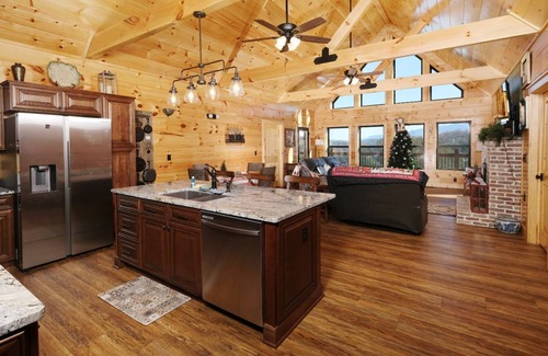 Gatlinburg - Pigeon Forge Cabin | Lily's Hideaway - Games and gorgeous views!