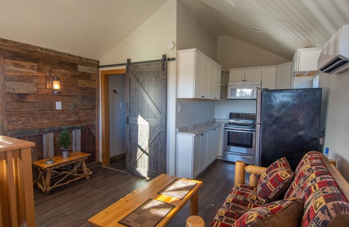 West Jefferson Cottage | Limited Time - $99 /Night - On the Blue Ridge Parkway - Views - Hiking - Boone - West Jefferson