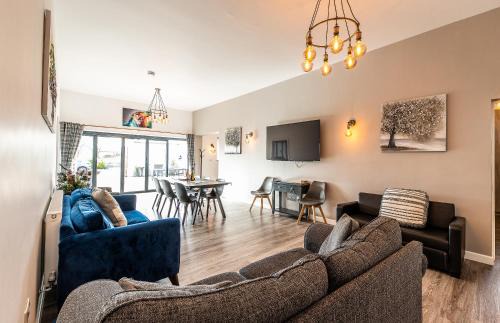 Newark upon Trent House | LIONHEART LARGE LUXURY ACCESSIBLE LODGE - Sleeps 12 ,Dog Friendly,Near Sherwood Forest at Fairview Farm Nottingham great for Family Gatherings ,Groups ,Parties