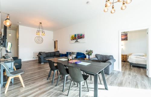 Newark upon Trent House | LIONHEART LARGE LUXURY ACCESSIBLE LODGE - Sleeps 12 ,Dog Friendly,Near Sherwood Forest at Fairview Farm Nottingham great for Family Gatherings ,Groups ,Parties