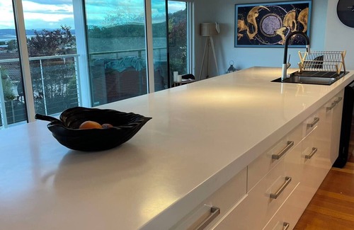 Sandy Bay Villa | Lipscombe Escape panoramic views luxury and space