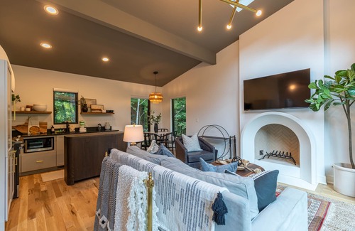 Banner Elk House | Little Bear Escape - Stunning custom 1BR with hot tub between Boone and Banner Elk! Pet friendly!