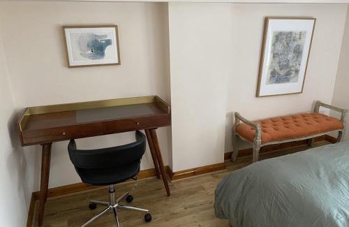 Heath Charnock Apartment | Little Cottage - A Peaceful 3BD Retreat for 5