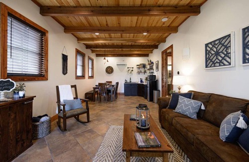 Waco House | Little Dutch Cabin 102-12 min to Magnolia-baylor