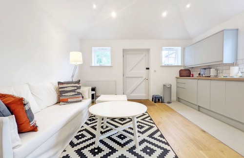 Tangmere Cottage | Little Maplewood, Tangmere - sleeps 2 guests in 1 bedroom