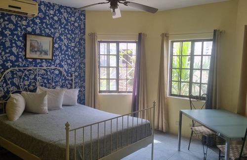 Runaway Bay House | Little Savoy Guest House