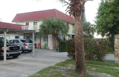 Crescent Beach Apartment | Live like in Paradise directly on the Banana River with Pool 150m to the Beach