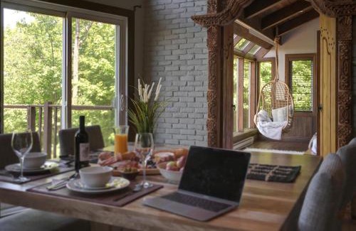 Lac-Superieur Ski Chalet | Live like the King of the Hill
