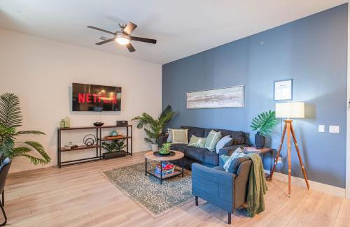 North Scottsdale Apartment | Live, Work, Indulge Your High-End Home Office Away from Home- G4004