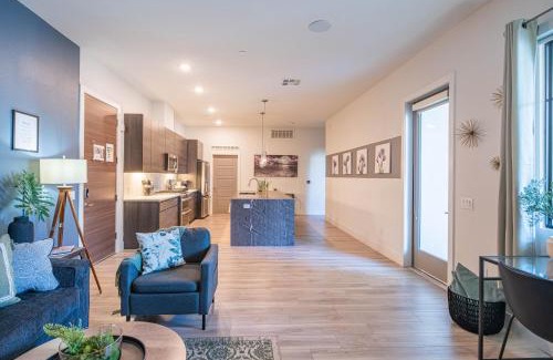 North Scottsdale Apartment | Live, Work, Indulge Your High-End Home Office Away from Home- G4004