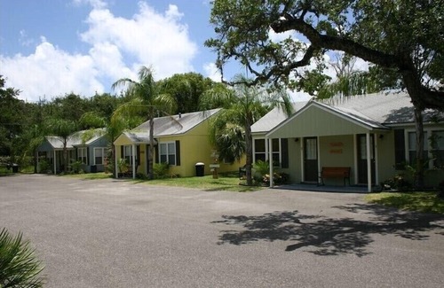 Fulton Cottage | Living on Island Time #3 - Cozy coastal cottages with a whole lot of charm!