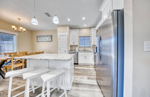 Bahama Beach House | Living The Beach Life- 4BR/2BA, Sleeps 12, Huge Private Pool.