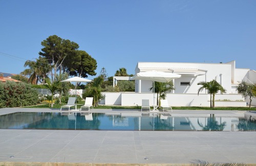 Fontane Bianche Villa | LM7 VILLA a stone's throw from the sea, Infinity Pool, Hydro, Wi-Fi, Garden