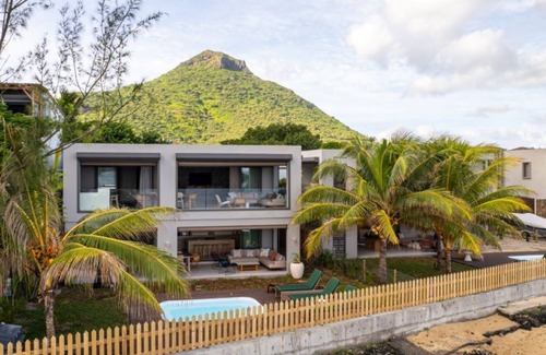 Wolmar Apartment | Located directly on the beach in Tamarin with private garden and swimming pool.