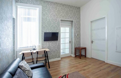 Falkirk Apartment | Located in the Heart of the Falkirk. Family room ideal place for holiday.nn