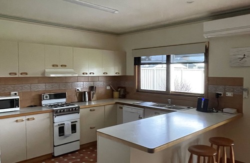 Mansfield House | Location Location - 5 minutes walk to shops, restaurants and cafes.