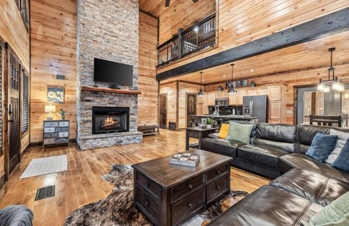 Broken Bow Cabin | LOCATION! Rustic/Modern Retreat~Huge Trees~Covered Deck~Hot Tub~Fire Pit~Arcade