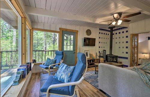 Middletown House | Loch Lomond Cabin with Hot Tub, Near Wineries!