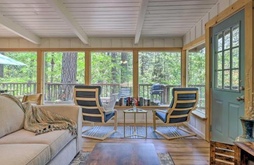 Middletown House | Loch Lomond Cabin with Hot Tub, Near Wineries!