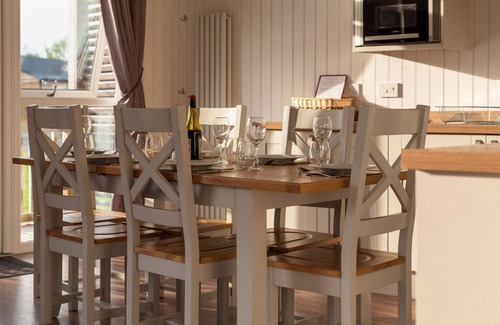 Errol Cottage | LODGE 9 - THE FORGAN, family friendly, with hot tub in Errol