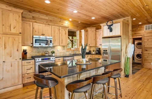 Seven Devils House | Lodge in Seven Devils w Hot Tub & Mountain Views!