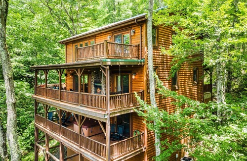 Seven Devils House | Lodge in Seven Devils w Hot Tub & Mountain Views!