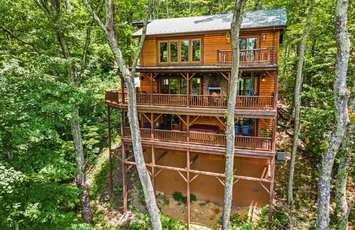Seven Devils House | Lodge in Seven Devils w Hot Tub & Mountain Views!