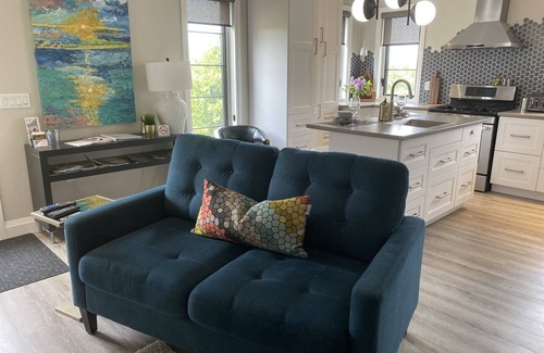 Durham Region Apartment | Loft Apt- The perfect romantic getaway for privacy & a peaceful stay