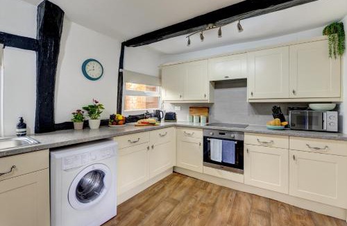 Henley-in-Arden Apartment | Loft Cottage by Spa Town Property - 2 Bed Tudor Retreat Near to Stratford-upon-Avon, Warwick & Solihull