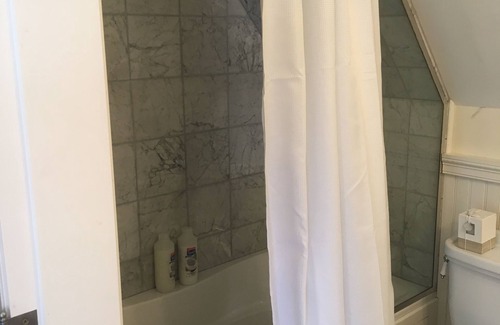 Dufferin Bed & Breakfast | Loft Guest Room 3 w/Skylight Balconyn