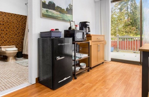 Richmond Highlands Apartment | Loftium | Hidden Shoreline Gem Studio Near Richmond Beach!
