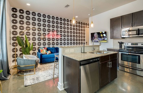 West End House | Lofts At 30th - Neon Jukebox - Mins To Broadway