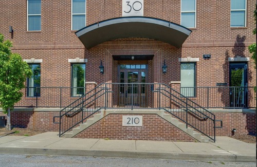 West End House | Lofts At 30th - Neon Jukebox - Mins To Broadway