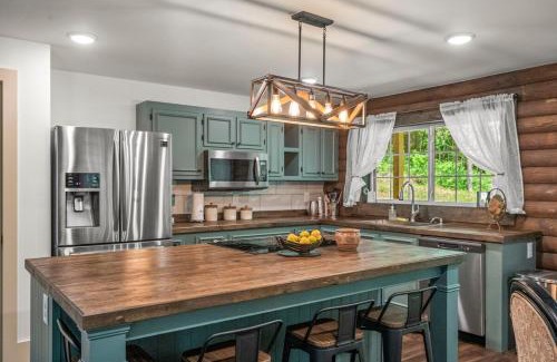 Joelton House | Log Cabin Sleeps 6 Woodsy Retreat!