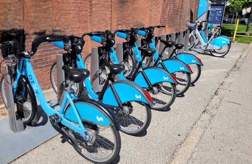 Logan Square Apartment | Logan Square :The place to be in Chicago.Spacious & sunny 2-Br apt.Free parking