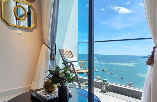 Downtown Kota Kinabalu Apartment | 『Loge Céleste』 9m Panoramic Oceanview for 2