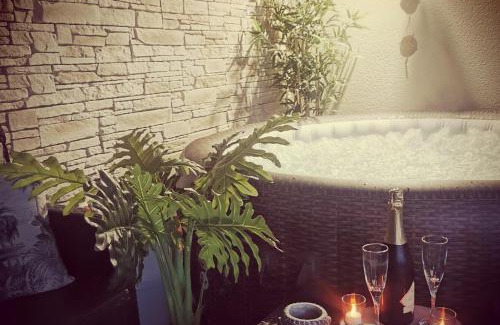 Saint-Dolay House | Logement cosy avec piscine et jacuzzi privatifs