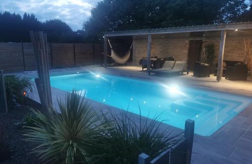 Saint-Dolay House | Logement cosy avec piscine et jacuzzi privatifs