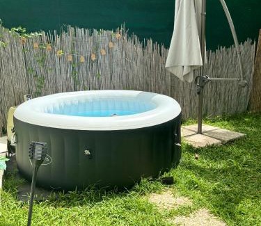 Destrellan Apartment | Logement paisible jacuzzi jardin privatif climatisation
