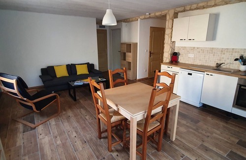 Vals-les-Bains House | Logement, rez de jardin d une maison, orée du bois