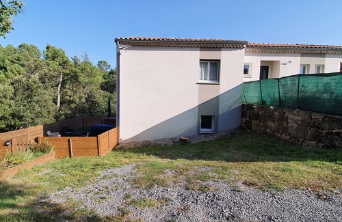 Vals-les-Bains House | Logement, rez de jardin d une maison, orée du bois